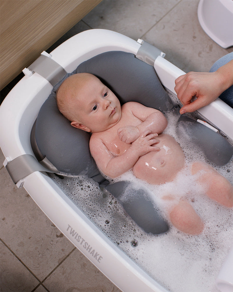 Bañera Vacía Con Productos De Baño Para Bebés. Silla De Baño